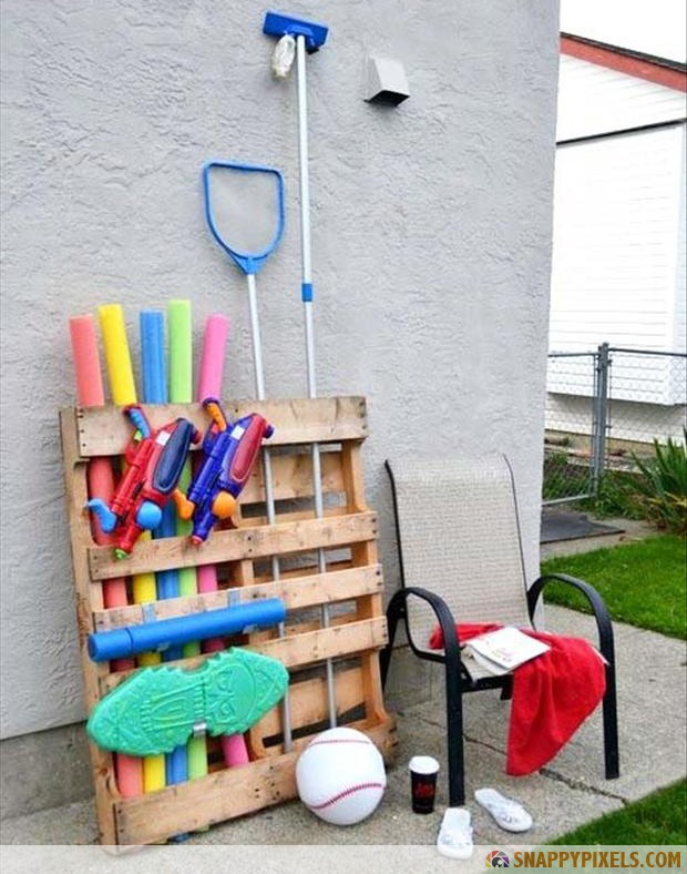 a-pool-toy-organizer-old-pallets1